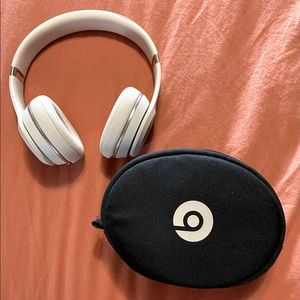 Beats Solo 3 wireless head phones